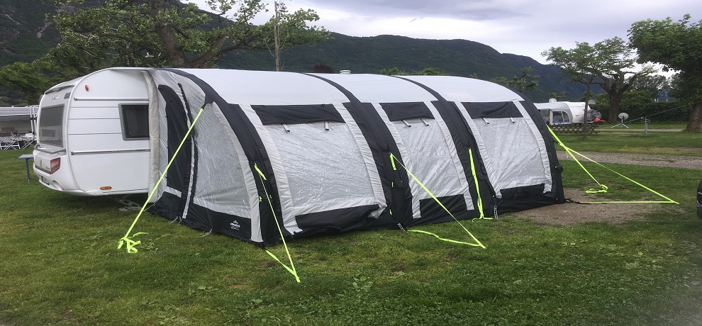 Wohnwagen mit Luftvorzelt Abgespannt mit Edelstahl Heringe